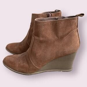 DV8 Women Gaby Wedge Booties Cognac Size 8.5 EUC Shoes